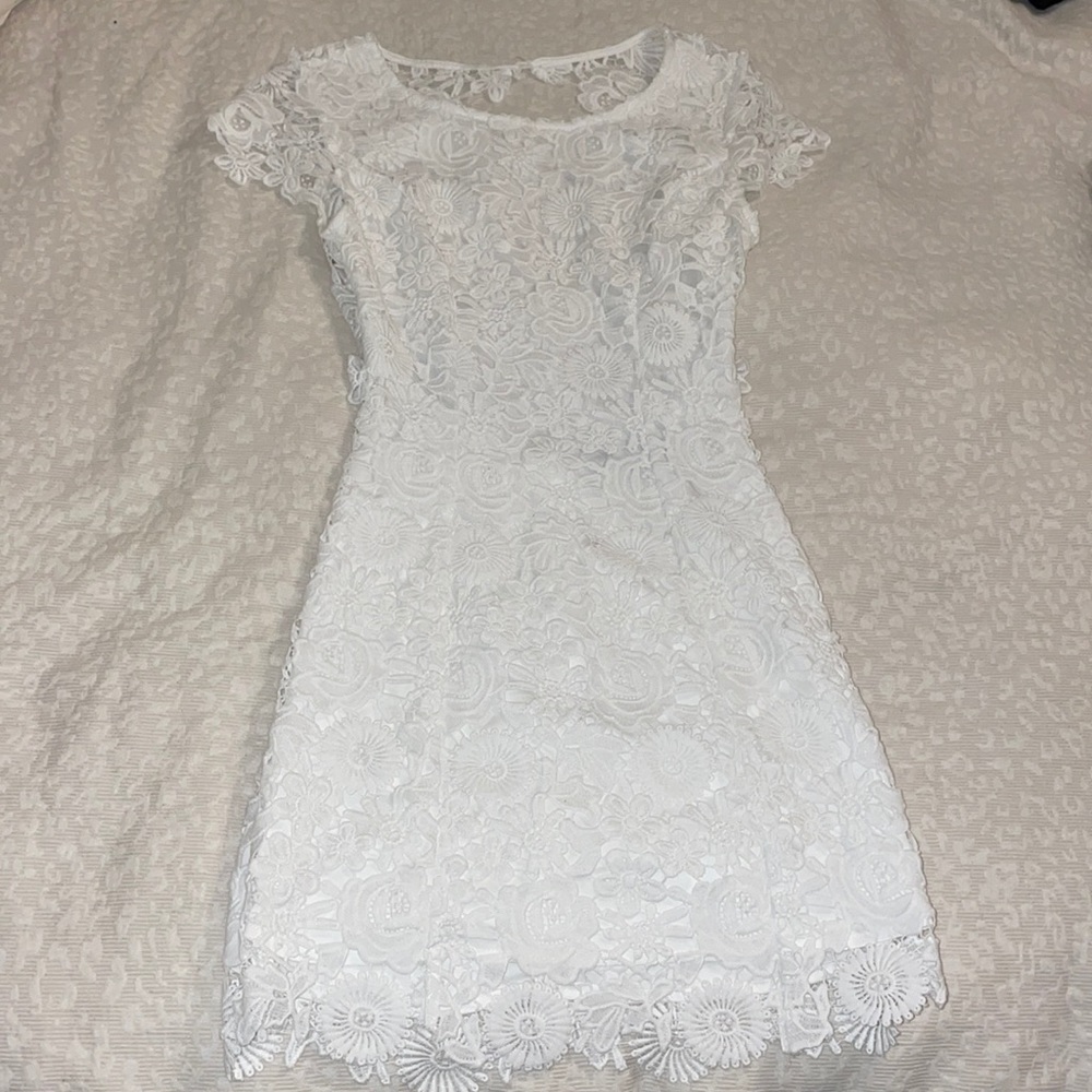 Lulu’s white dress
